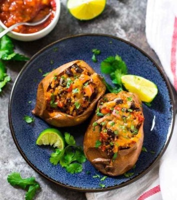 Cartofi dulci cu tofu, ardei și ceapă la cuptor, o rețetă ușor de pregătit și delicioasă