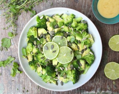 Ce mănânci în pandemie de coronavirus - salată de broccoli și avocado