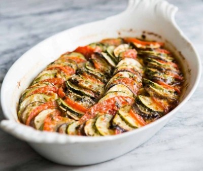 Ce să mănânci vara! Dovlecei cu roșii și brânză la cuptor, un preparat delicios și sănătos