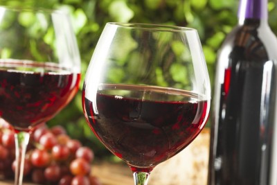 Ce se întâmplă în organismul tău dacă bei un pahar cu vin pe zi! Efectele sunt uimitoare