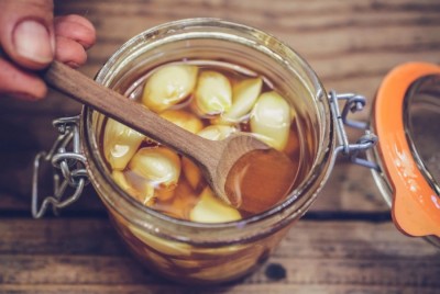 Ce se întâmplă în organismul tău dacă consumi usturoi și miere pe stomacul gol