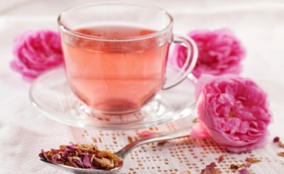 Ceai din petale de trandafir, eficient în tratarea multor afecțiuni. De ce să-l consumi de trei ori pe zi