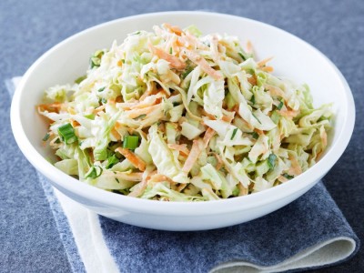 Cum faci salată coleslaw, garnitura ideală pentru orice preparat
