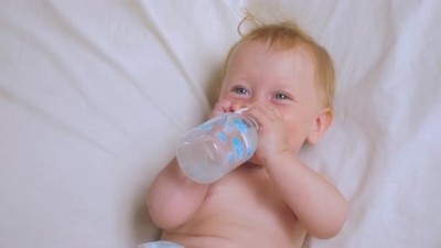 De ce n-ar trebui să le dai apă bebelușilor. E mai periculoasă decât crezi