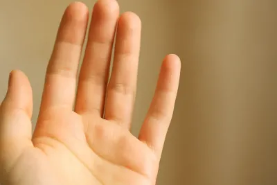 Degetul mic – oglinda rinichilor, a fricii și a echilibrului emoțional