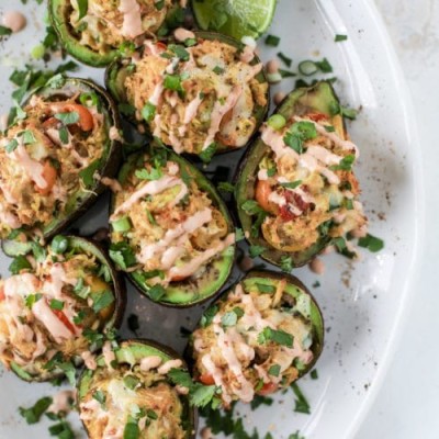 Îți lingi degetele de plăcere! Avocado umplut cu pui și legume