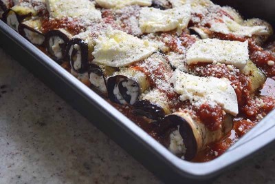 Rulouri de vinete coapte cu mozzarella, un deliciu perfect pentru vară