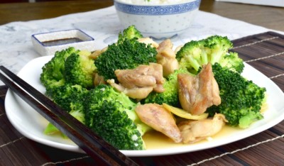 Sănătos și gustos! Pui cu broccoli, un preparat ce se gătește super repede