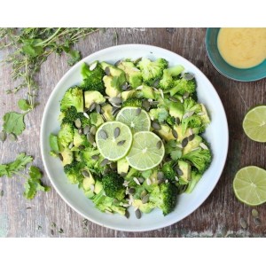 Ce mănânci în pandemie de coronavirus - salată de broccoli și avocado