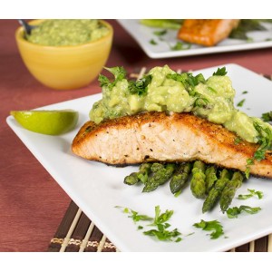 Somon la cuptor cu sos de avocado, pur și simplu un deliciu