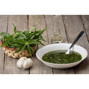 Trebuie să încerci acest preparat! Ciorba de urzici cu usturoi, un deliciu nelipsit de pe masa ta
